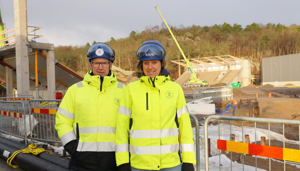 Anders Emilsson och Cecilia Wahlskog framför Rimnersvallens byggarbeten. Foto: Uddevalla kommun