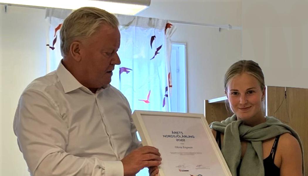 Olivia Engman tilldelas stipendiumet Nordsjölärling. Foto: Nordsjö