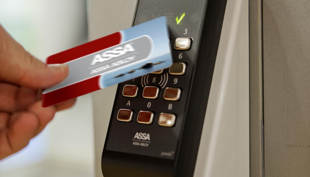 Fastighetsägarnas medlemmar har ett stort utbud av accessystem att välja bland. Assa Pando Secure är ett av dem. Det är en beröringsfri generisk läsare för ytter- och innerdörrar med krav på hög säkerhet.
