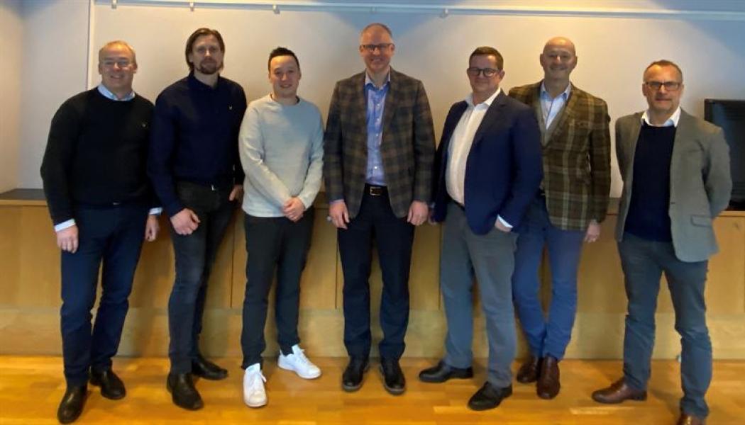 Fr v: Daniel Klerdal, strategichef Assemblin El, Claes Skogsberg, projektledare Jonicom, Robert Yao, projektledare Jonicom, Fredrik Allthin, vd Assemblin El, Joakim Källmark, vd Jonicom, Jonas Nilsson, delägare Jonicom, Stefan Amnehagen, regionchef Automation på Assemblin El. Foto: Assemblin