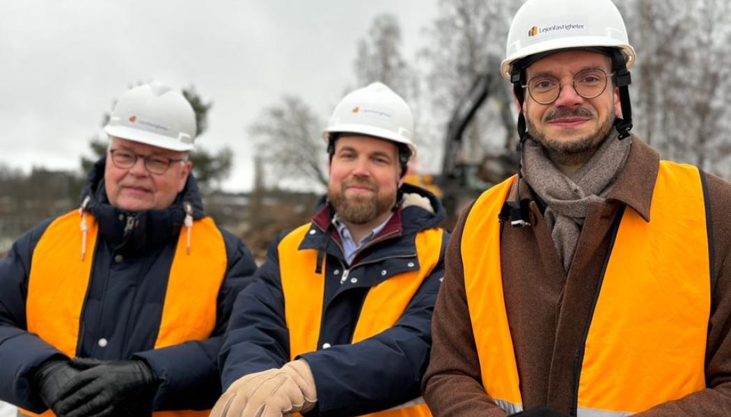 Från vänster Peter Vestberg (M) ordförande i Lejonfastigheter, Jonatan Hermansson (S), ordförande i vård- och äldreomsorgsnämnden och Elias Aguirre (S), kommunalråd och ordförande i barn- och ungdomsnämnden. Foto: Linköpings kommun