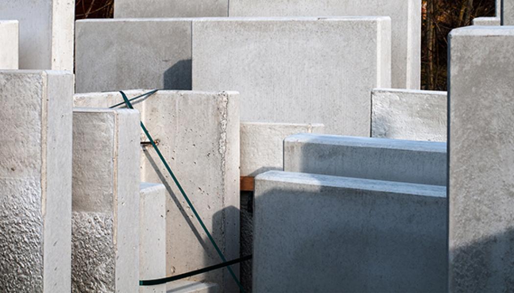 Högskolan i Borås bryter ny mark inom forskning för miljövänligare betongelement. Genom att driva ett banbrytande projekt utforskar de användningen av återvunnen betongkross och glas som bindemedel, med fokus på att minska klimatpåverkan inom byggsektorn.  Foto: Högskolan i Borås