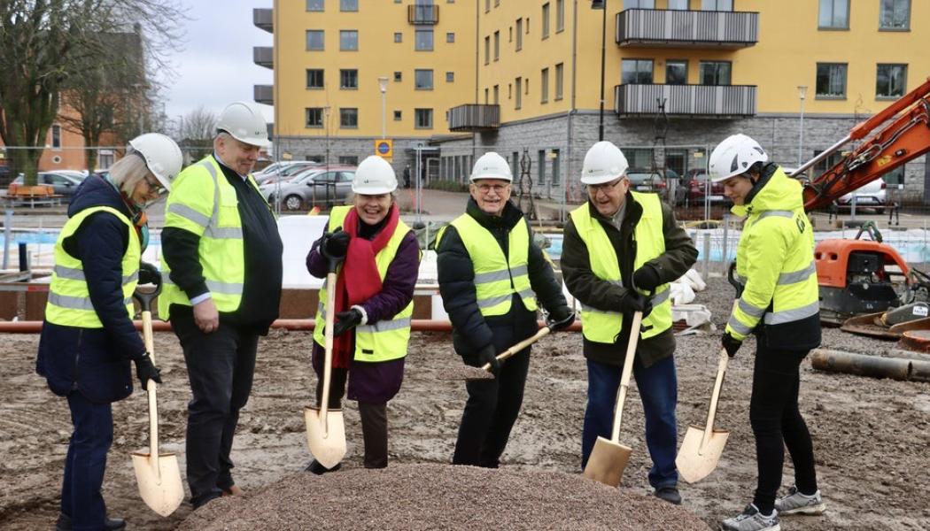 Rasmus Kumpula. Från vänster: Britt Mihlzén, Thomas Karlsson (M), Lena Christersson (S), Lennart Andersson, Rune Johansson, Emelie Andréasson. Pressbild: GBJ bygg
