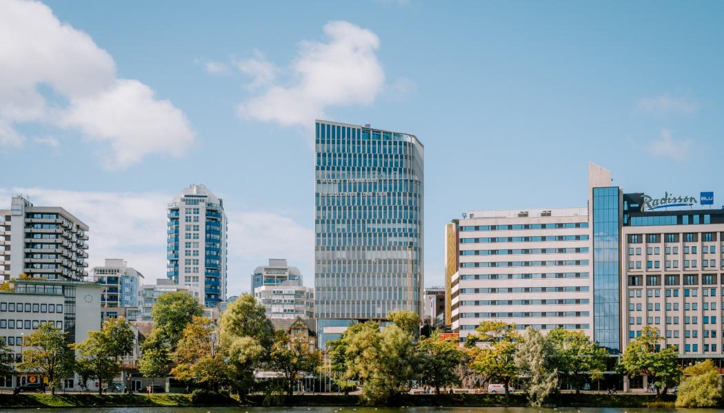 K8 reser sig som ett nytt landmärke i centrala Stavanger. Med 16 våningar och en framträdande glasfasad ger byggnaden kvarteret en ny identitet – utvecklad med hänsyn till både omgivning, skala och stadsliv.

Foto: Schmidt Hammer Lassen, Jack Dempster & Staticus