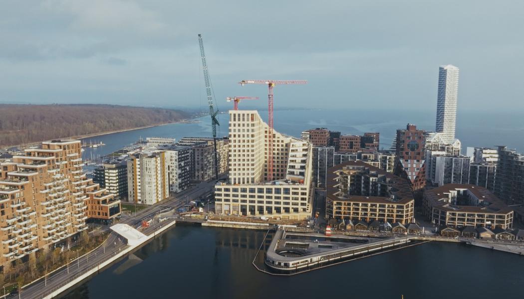 I Aarhus hamn uppförs under dessa månader ett imponerande nytt spahotell i 20 våningar. Bygget är ett bevis på vad effektiv samordning, gott samarbete och djup materialkunskap kan resultera i. Foto: Xella