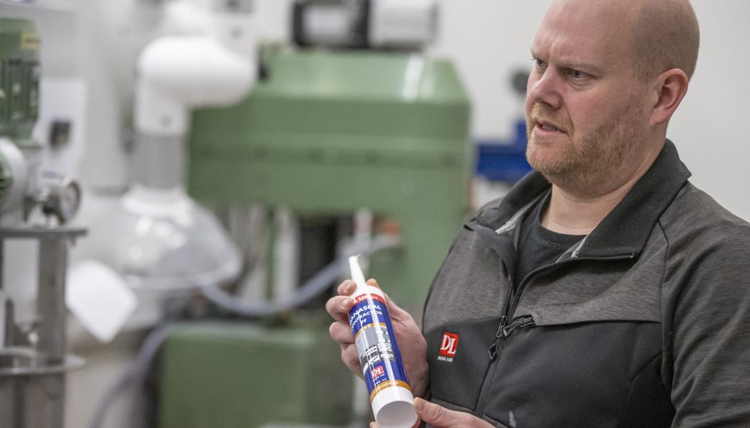 ”Den täta konstruktionen är en lågt hängande frukt”, säger Kenneth Holm Andersen, utvecklingschef för lim- och fogprodukter på Dana Lim. Pressbild: Dana Lim