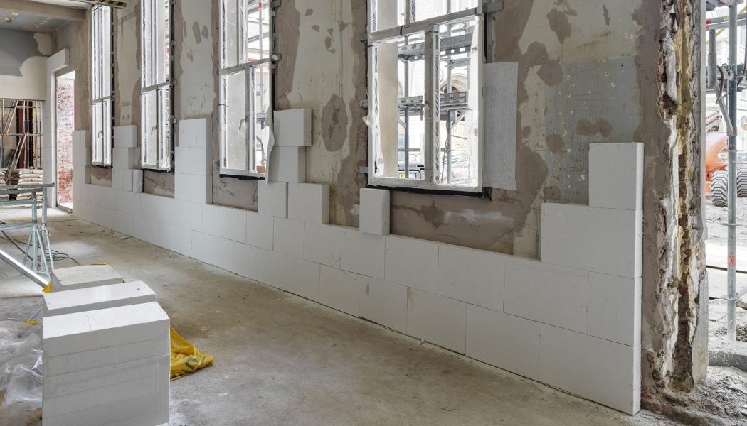 De ökande fuktproblemen i byggsektorn understryker behovet av material som kan reglera fukt och förebygga mögel i själva konstruktionen. Här kan diffusionsöppna lösningar spela en viktig roll, eftersom de hjälper väggarna att släppa ut fukten i stället för att kapsla in den.

Foto: Xella