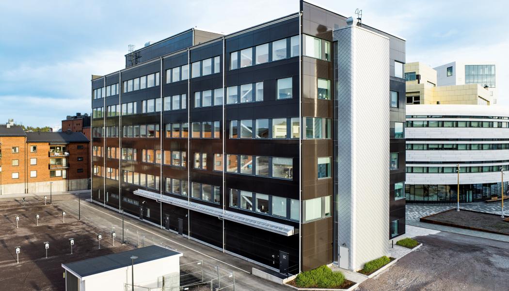 ”Börsen H1 är ett spännande projekt där våra fasadskivor verkligen kommer till sin rätt. Rockpanels produkter är särskilt anpassade för att klara väder och vind, inklusive det nordliga klimatets tuffa förhållanden. Vi är väldigt glada och stolta över att ha fått förtroendet att leverera material till en byggnad som är en så viktig del av Kirunas stadsutveckling”, säger Robert Onar, Area Sales Manager på Rockpanel.

Bildrättigheter: Rockpanel