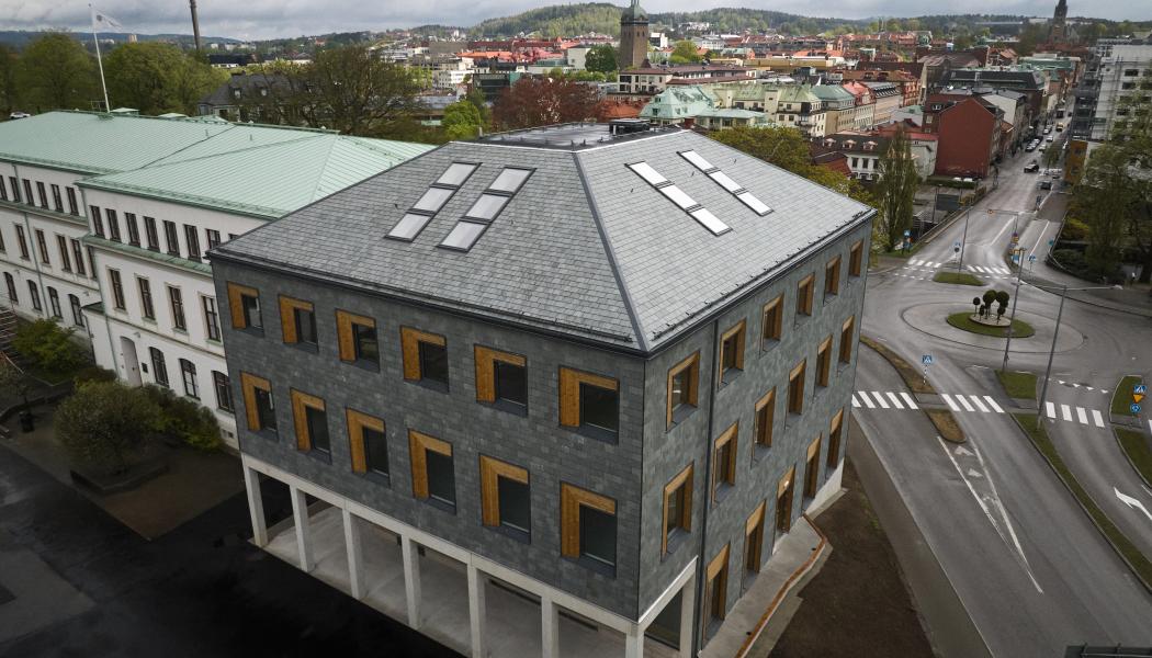 Valet av skiffer från wienerberger till tak och fasad blev centralt för visionen: ett levande material med textil känsla – ett subtilt eko av Borås textila arv. (Foto: R3 Studio)