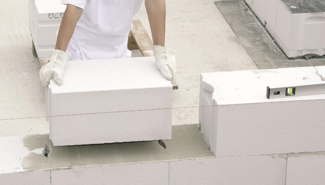 Ytong lågenergi har en hög termisk isoleringsförmåga och tryckhållfasthet. Tillsammans med Multipor passar produkterna utmärkt för invändig respektive utvändig isolering av bland annat ytterväggar och tak, säger Ben Birouti, Head of Country Operations på Xella Sverige. Fotocred: Xella