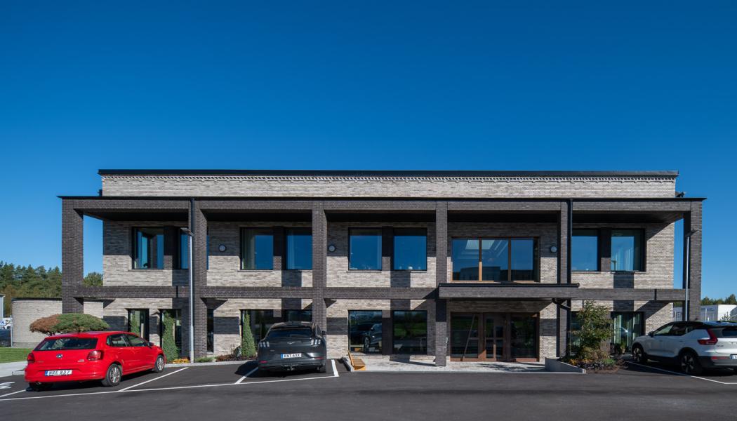 Med fasadtegel från wienerberger ville Puts & Tegel i Örebro AB visa att traditionella byggmetoder kan skapa moderna och hållbara miljöer – samma filosofi som familjeföretaget har haft sedan 1970.

Foto: wienerberger