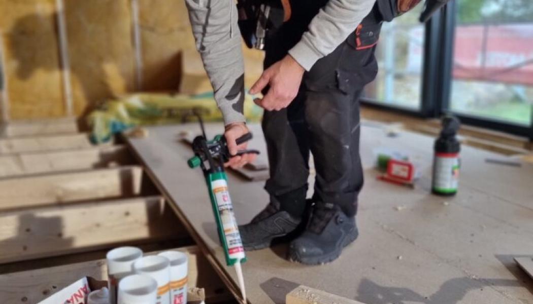 Fogning är en integrerad del av konstruktionen. När man väljer rätt lösning och utför arbetet korrekt skapar man förutsättningarna för en långsiktigt fungerande byggnad.

Fotocred: Dana Lim