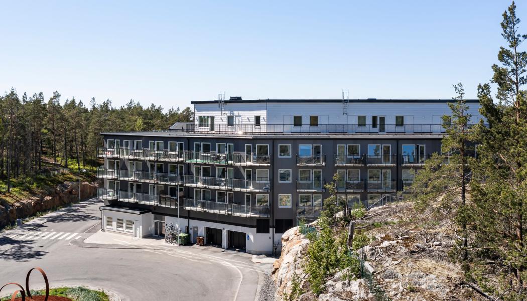 Målet med Skogshusen i Nacka har varit att skapa något som växer med naturen och smälter in i sin omgivning. Till fasaderna har man därför valt fasadskivor från Rockpanel, i två grå nyanser som samspelar med både varandra och miljön runtomkring. Pressbild: Rockpanel