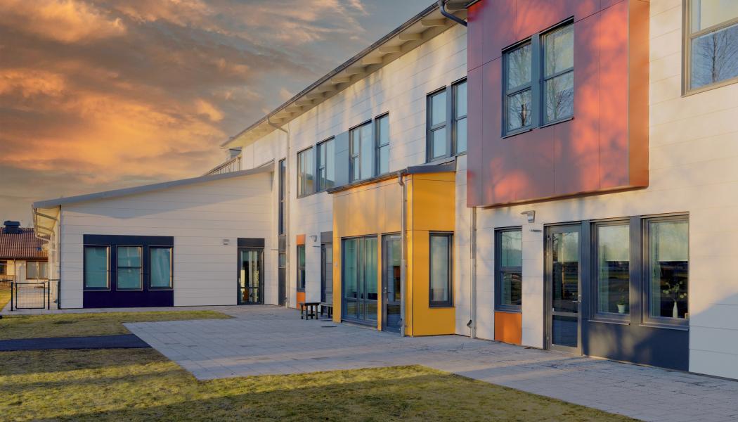 Till fasaderna på Målilla skola valde LBE arkitekt, tillsammans med Skanska, ut hållbara fasadskivor från Rockpanel i fem olika färger. Med dessa kunde arkitekterna skapa en byggnad som både sticker ut och smälter in med skolans existerande byggnader. Bild: Rockpanel