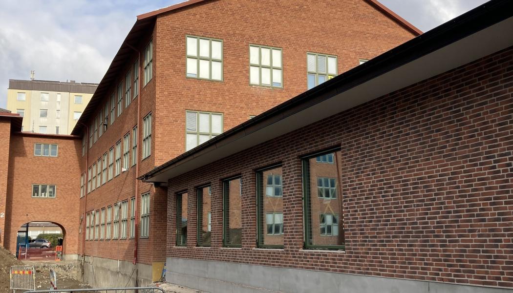 Byggarbetet på Hästhagsskolan är i full gång. Här har man valt att klä de nya skolbyggnaderna med både kopparrött och grönglaserat fasadtegel från Wienerberger. Foto: Wienerberger