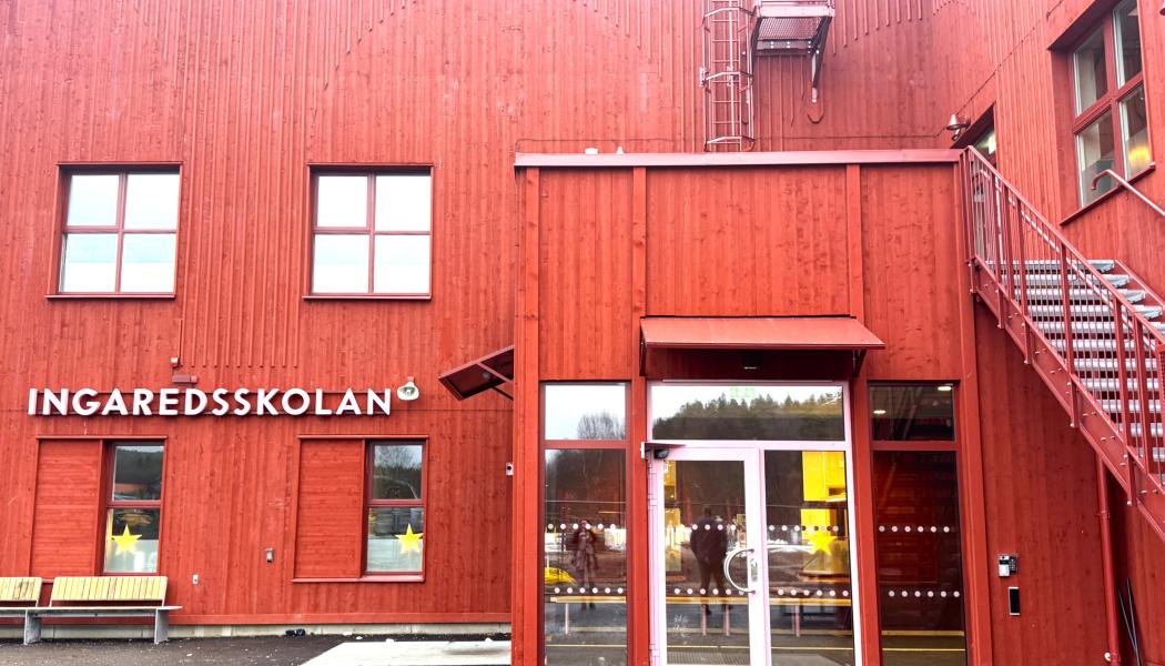 Den naturnära omgivningen har präglat gestaltningen, med träfasader och kulörer inspirerade av traditionella byggnader. Interiört har barnens perspektiv varit centralt. (Foto: Gerflor)