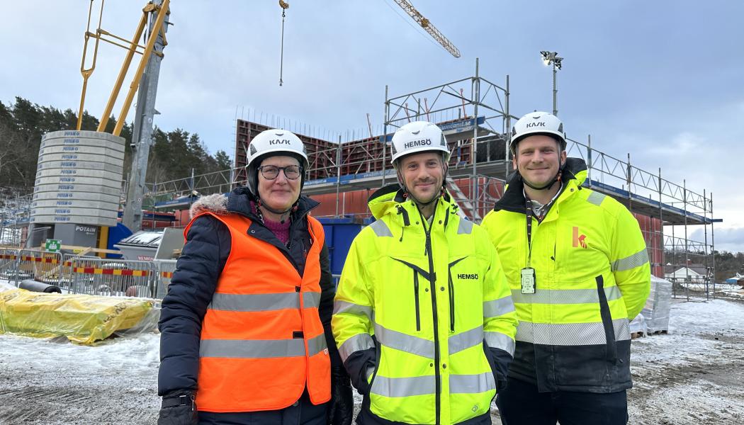Birgitta Andersson, projektledare samhällsbyggnad, Tobias Lagerwall, projektchef Hemsö och Simon Hagman, projektchef K21 framför bygget av Forshälla-Strands förskola i Råssbyn. Foto: Uddevalla kommun