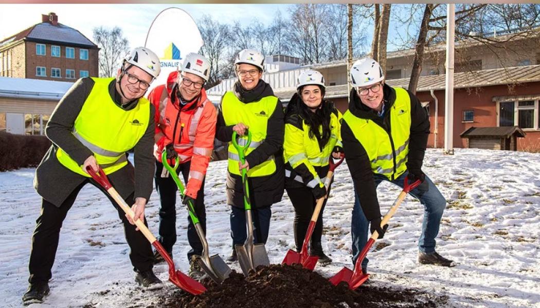 Jimmy Blomqvist Larsson (S), styrelseordf. Signalisten, Jonas Petersson, regionchef Veidekke Bygg Stockholm, Sara Kukka-Salam (S), kommunstyrelsens ordf. i Solna stad, Vanessa Santos, projektledare Signalisten och Lars Jolérus, vd Signalisten. pressfoto: Magnus Liam Karlsson