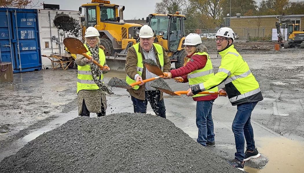 Carina Wutzler, kommunstyrelsens ordförande i Vellinge kommun, Tony Rosén från byggande styrelse, Ulrika Nyström, Affärsområdeschef på Riksbyggen Bostad och Rickard Wollberg från NBI Bygg AB. Pressbild: Riksbyggen