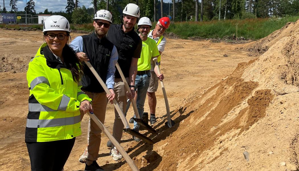 Spadtaget togs av projektledare på OBOS, GBJ, Tabergs entreprenad och kund. Foto: OBOS