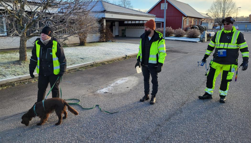 Susanne Kihl med läcksökshunden Bruno tillsammans med Tobias Söderholtz och Daniel Karlsson från Askersunds kommuns VA-enhet. Foto: Askersunds kommun
