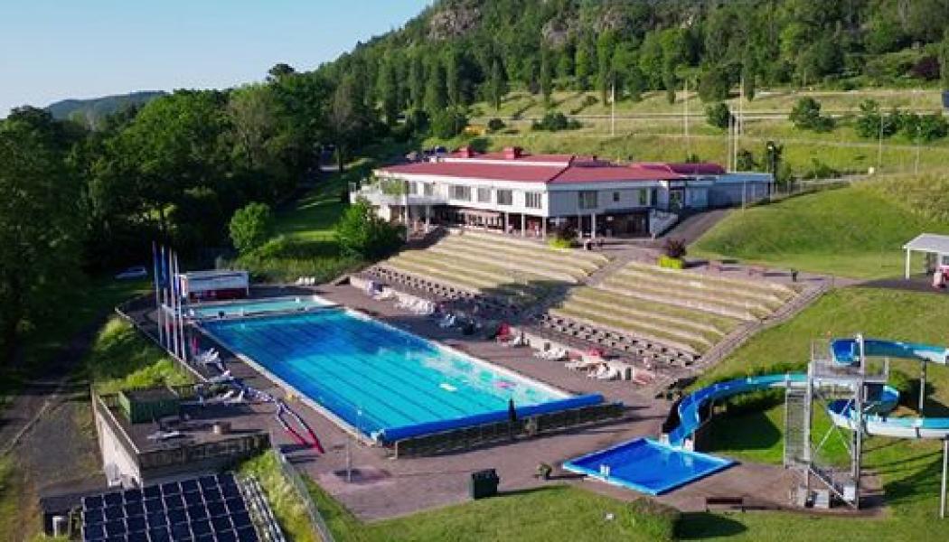 Brunstorpsbadet är en anläggning från 1960-talet, och många av rören under marken är lika gamla. För att badet ska kunna öppna igen måste hela rörsystemet bytas ut, vilket gör att badet inte kan öppna sommaren 2025. Foto: Jönköping kommun