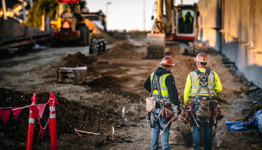 Entreprenören ska säkerställa att de som arbetar på ett bygge har en grundläggande kunskap om brandriskerna. Det måste även finnas handbrandsläckare på byggarbetsplatsen. 
Foto: Daniel Meki.

