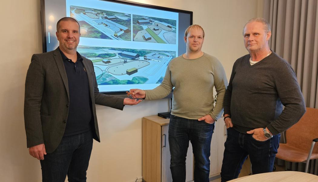 Martin Fridlund på samhällsbyggnadskontoret tar emot bygglovsansökningarna av Sebastian Karlsson och Håkan Blomberg från projektet. Foto: Oskarshamns kommun