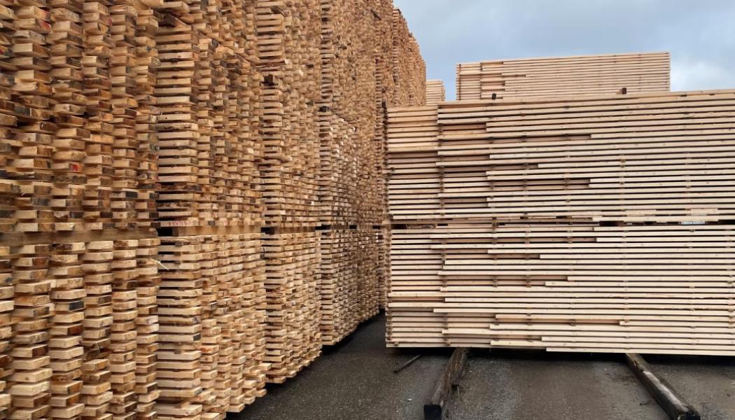 Byggmaterialhandlarnas medlemsföretag har enats kring branschgemensamma krav rörande plastemballage av trävaror. Foto: Byggmaterialhandlarna
