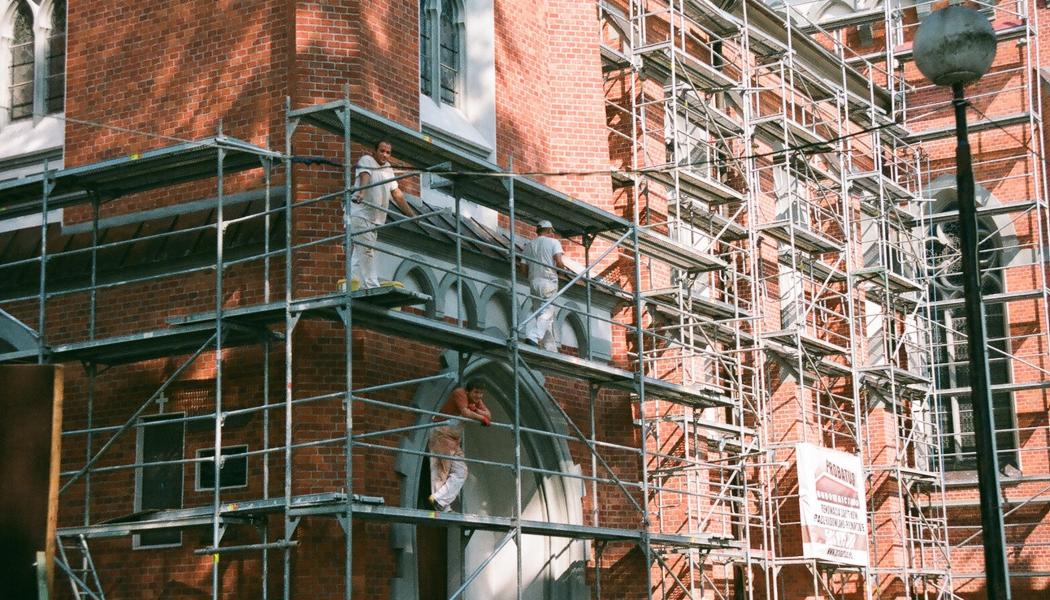Att arbeta på en byggnadsställning är riskabelt. Man bör därför välja en av organisationen Ställningsföretagen (STIB) auktoriserad ställningsentreprenör som kan bygga säkra ställningar.
