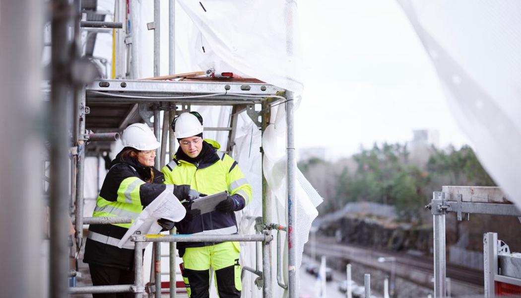 Arbetsmiljöverket genomför en nationell tillsynsinsats med fokus på hur arbetsgivare och byggarbetsmiljösamordnare (BAS-U) arbetar för att förebygga fallrisker från tak, ställningar, hissar och arbetsutrustning som skyliftar.
Bildkälla: Arbetsmiljöverket 
