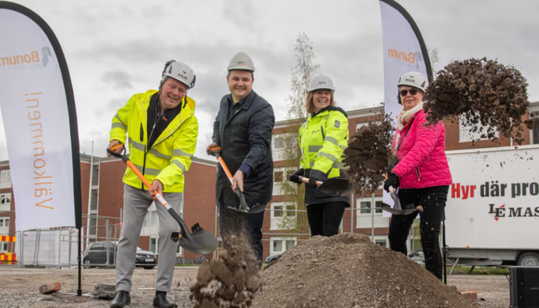 Fr v. Fredrik Andersson, koncernchef på Contractor, Niklas Säwén, vice ordf. i kommunstyrelsen, Johanna Frelin, vd Riksbyggen och Christina Normelli, blivande boende i projektet. Foto: Evelina Ytterbom
