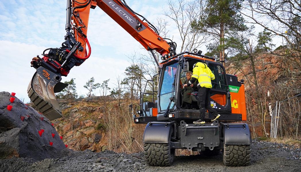 Tekniknämndens ordförande Monica Neptun rattade den eldrivna grävmaskinen. Foto: ByggDialog