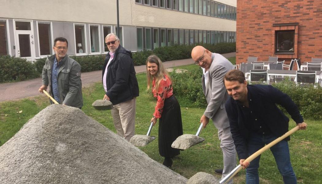Martin Ullgren projektchef Regionfastigheter, Bo Brännström (L) fastighetsnämndens ordförande, Sofia Jarl (C) hälso- och sjukvårdsnämndens ordförande, Ulf Berg, (M) regionstyrelsens ordförande och Michael Sundhäll, vd Byggdialog tar ett spadtag. Foto: Region Dalarna