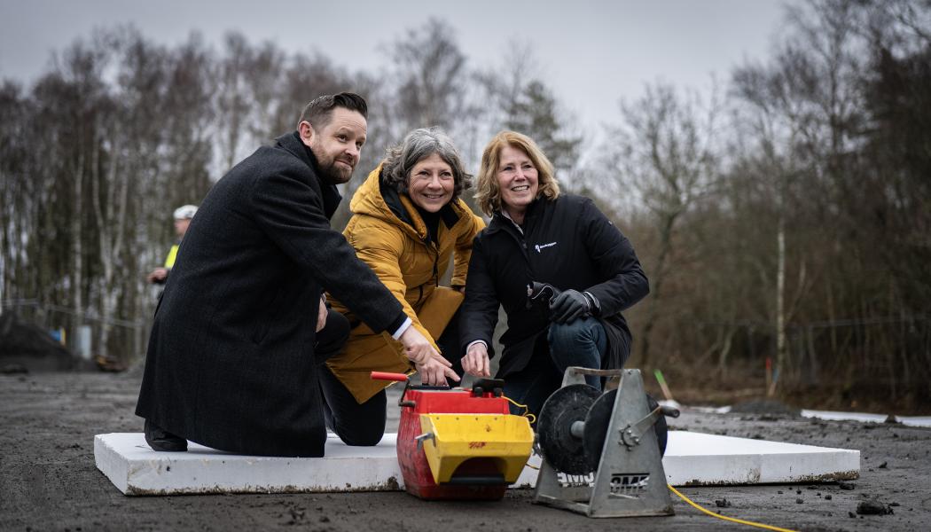 Från vänster: Johannes Hulter – ordförande i Göteborgs Stads stadsbyggnadsnämnd, Ulrika Nyström - affärsområdeschef på Riksbyggen, Johanna Frelin - vd på Riksbyggen Pressbild: Yousef Boussir, Göteborgs Stad