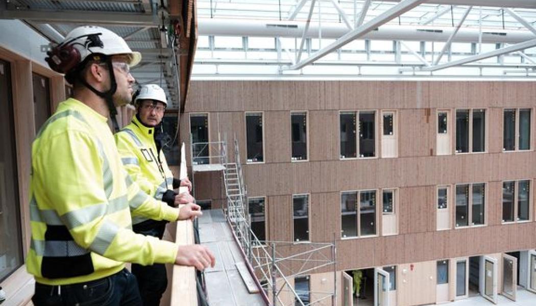 32 procent av kostnaden för att bygga ett småhus går till avgifter, taxor, mark och myndighetsprocesser. Foto: John Guthed