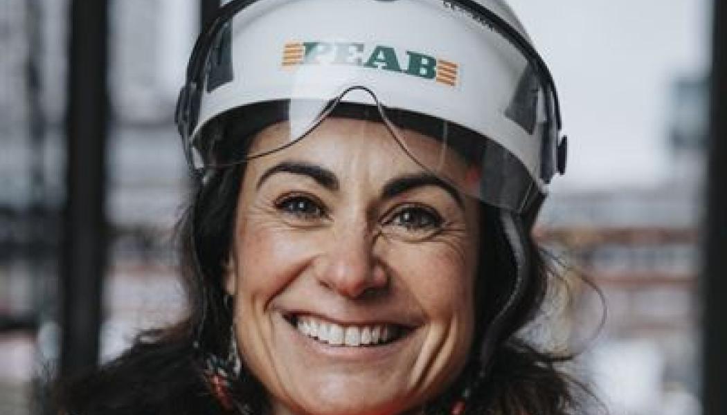 Utbildning är enligt Camila Buzaglo nyckeln till att forma sitt eget liv och framtid. Samtidigt är Peabskolan en viktig del av Peabs strategi för kompetensförsörjning. En hög andel egenanställda yrkesarbetare är en central del av företagets affärsmodell. Pressbild: Peab