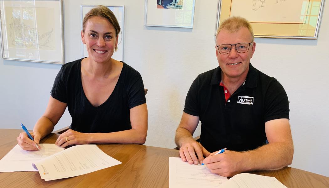 Caroline Dieker (M), kommunstyrelsens ordförande och Peter Letskog, vd för ÅV-Bygg, har skrivit på kontrakt för om- och tillbyggnaden av Hammars skola. Foto: Askersunds kommun
