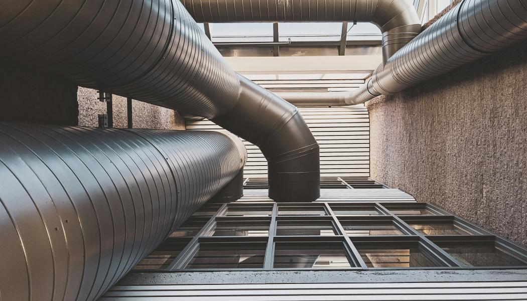 Gråa metallrör. Foto: Compagnons / Unsplash