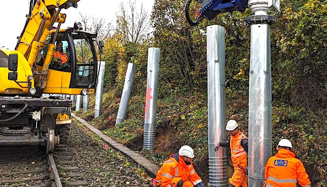 Montering av nya bullerskärmar vid tyska järnvägen. Foto: Deutsche Bahn AG / Franziska-Victoria Kaiser.