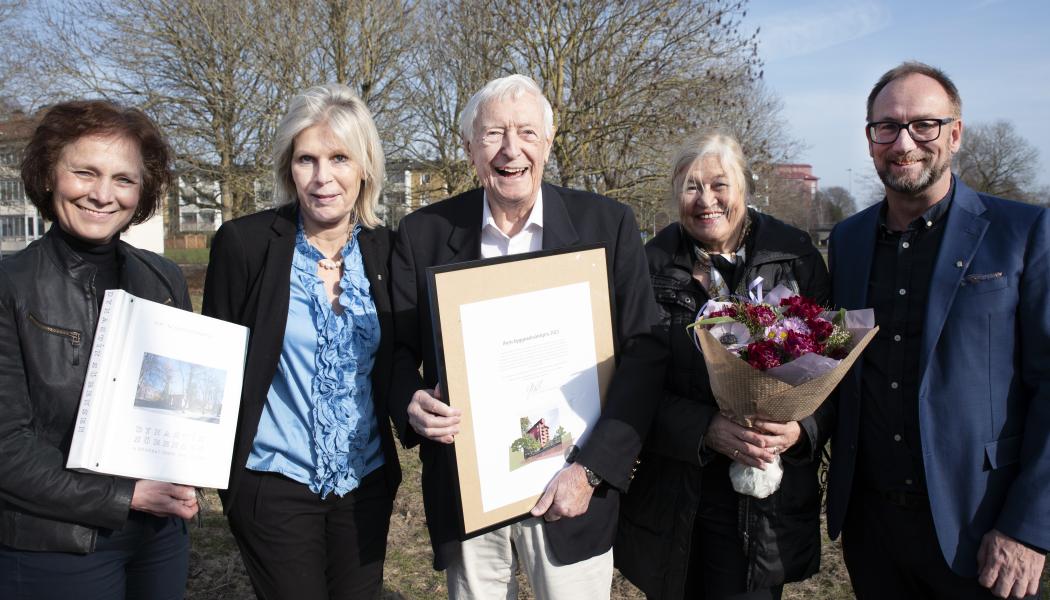 Curt Salomon-Sörensen tog emot utmärkelsen i Eslöv. Från vänster syns Catharina Malmborg, Eva Hallberg, Curt Salomon-Sörensen , Eva Hagenfeldt och Johan Andersson. Foto: Eslövs kommun