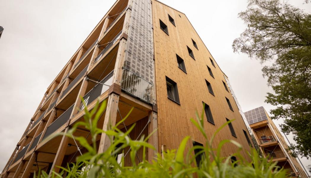 Byggherren valde under projektets gång att utöka storleken på husets balkonger, vissa ettor i huset har större yta på balkongen än på lägenheten. Fotograf: Emanuel Hendal