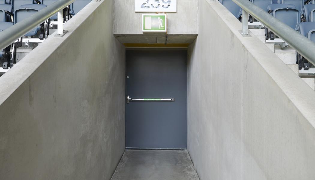 Bilden visar en ståldörr, tillverkad av Daloc, och finns på Friends Arena i Solna. Dörren har utrymningsbeslag för att möjliggöra en snabb evakuering i en nödsituation. 
Foto: Daloc