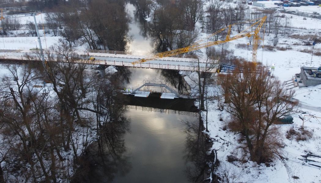 Den 127 meter långa bron, med en vikt på 218 ton, är nu på plats – en teknisk milstolpe för Ullevileden Foto: Linköping kommun