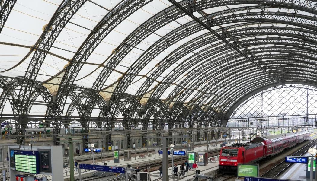 Dresdens stationshall med nytt membrantak.   Foto: Deutsche Bahn, kredit: Volker Emersleben