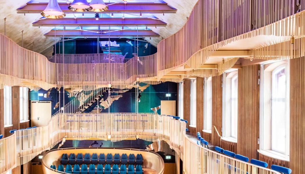 Fullt utrustad konsertsal, projektor, ljus och ljud.