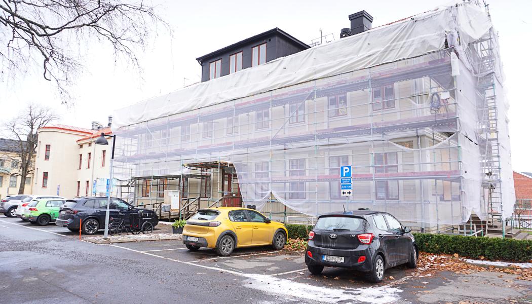 Fasaden renoveras på Skolgatan 2. Foto: Skövdebostäder