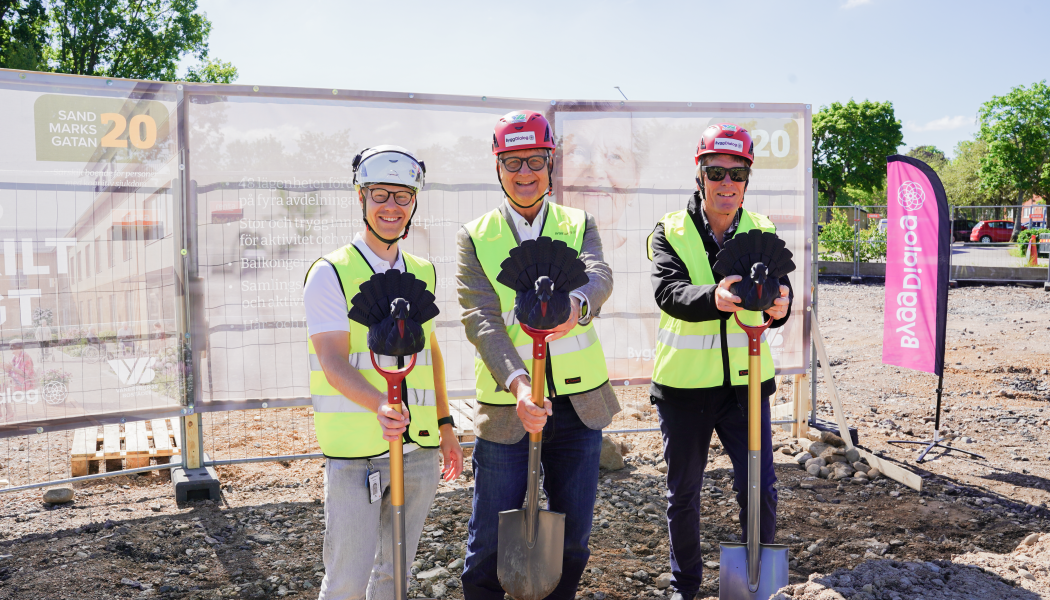 Spadtaget togs av Håkan Falck, ordförande i AB Vänersborgsbostäders styrelse, Dan Nyberg, ordförande i socialnämnden, samt Niklas Eriksson, projektchef på ByggDialog AB. Pressbild: ByggDialog