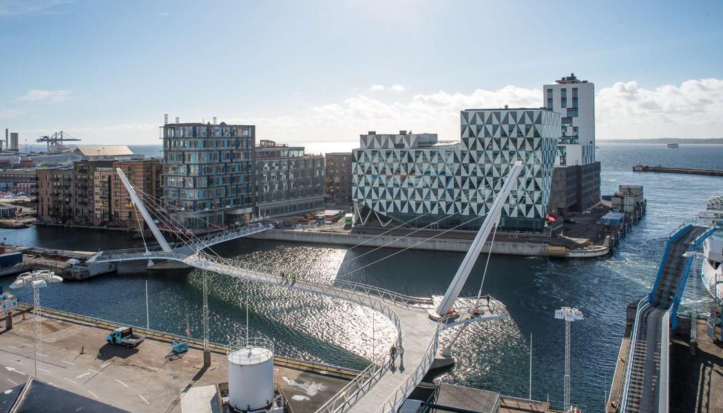 Varvsbron invigdes i september 2021 och knyter ihop den nya stadsdelen Oceanhamnen med Helsingborgs centrum och centralstation. Bron är en viktig länk som gör att gående och cyklister från centrum och Oceanhamnen kan nå bostäder, kontor, tåg, bussar och färjor på någon minut. Foto: Lotta Wittinger