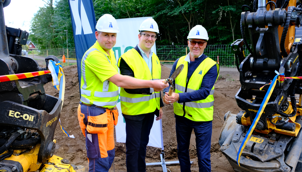 Jonas Börjesson, Robin Holmberg och Sten Christiansson klipper bandet för att starta grävarbetet till Össjö förskola. Foto: Caroline Benson